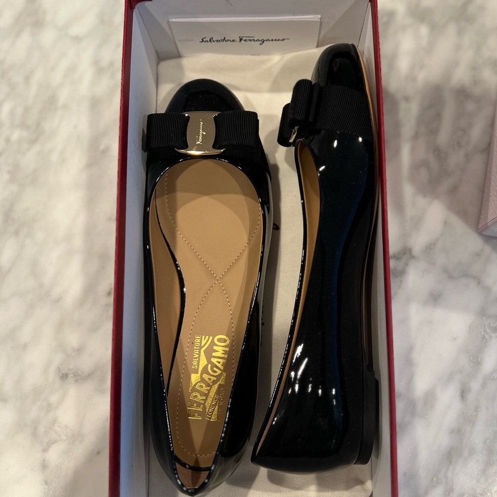 Brand new Salvatore Ferragamo Varina Flats Black